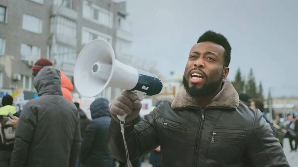 Uomo afroamericano urla manifestazione politica. Arrabbiato afro gente nera lotta . — Foto Stock