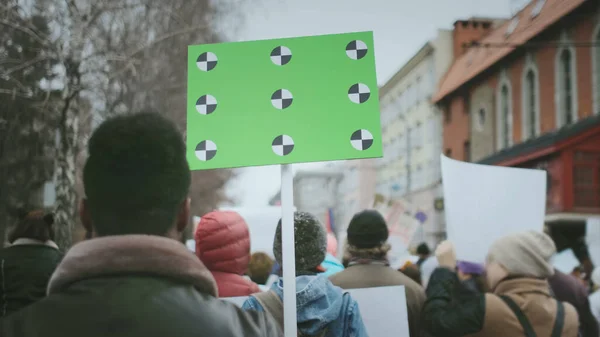 Bandiera vuota nelle mani di una manifestazione. Manifesto politico vuoto . — Foto Stock