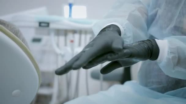 Manlig läkare desinficerar händer i handskar med desinfektionsmedel för att desinficera Covid-19. — Stockvideo