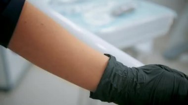 Kız diş hekimini dezenfektanla dezenfekte ediyor..