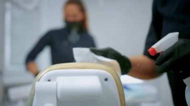 İnsanlar sandalyeye dezenfektan sıkarak Covid-19 temizlik ve dezenfeksiyon yapıyor..
