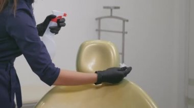 İnsanlar Covid-19 'un dişçi odasını dezenfektanla dezenfekte edip sterilize ediyorlar..