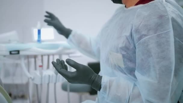 코로나 바이러스를 소독하는 살균제를 살포하는 의사의 소독 도구 — 비디오