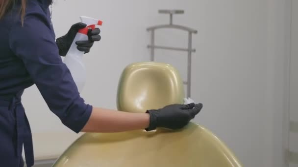 Mensen desinfecteren tandartsenkamer van Covid-19 met ontsmettingsmiddel en ontsmetten het. — Stockvideo
