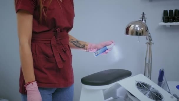 La donna sta disinfettando il tavolo disinfettando facendo servizi igienici contro Covid-19 . — Video Stock