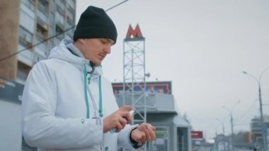 İnsanlar Covid-19 'un dezenfektanı ile sokakları dezenfekte edip dezenfekte ediyor..