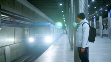 Genç erkek metroda trende. Metro istasyonunda duran yalnız adam..