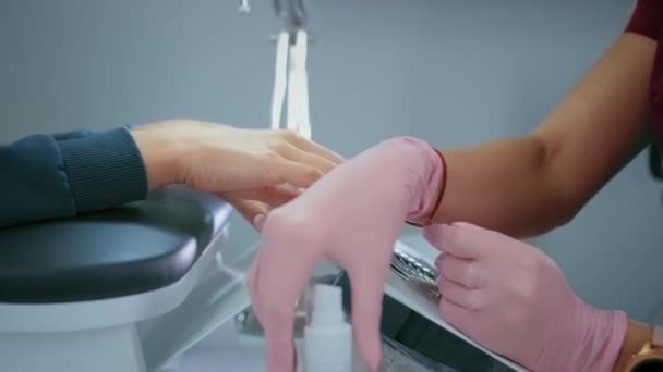 Flicka stänk desinfektionsmedel på händerna gör coronavirus sanera och desinficera. — Stockvideo