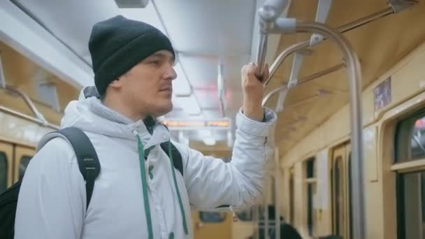 地下鉄の馬車に立つ大人の人々は手すりを保持します。地下鉄の列車. — ストック動画