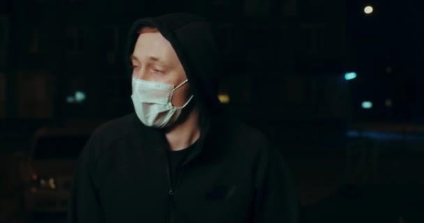 Zenuwachtige man in masker wacht drugsdealer voor nieuwe dosis stoned coronavirus covid-19 4K — Stockvideo