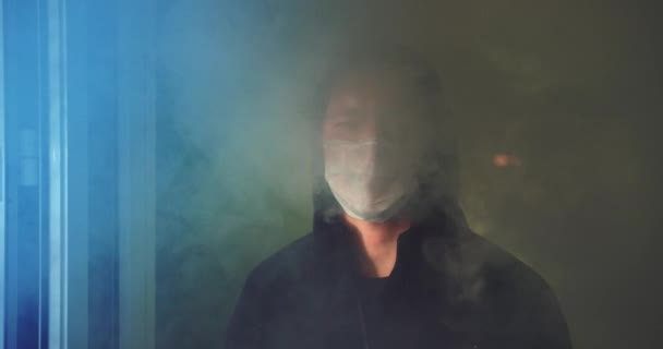 Mann in Maske nach dem Feuer schaut in die Kamera. Mann in Brandrauch Coronavirus covid-19 — Stockvideo