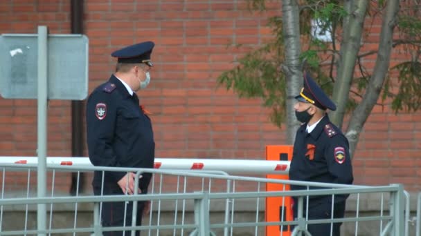 Policmen in mask patrolling order fence street city coronavirus covid-19 4K — Stock Video