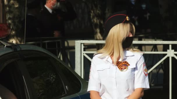 Masked woman officer police patrolling order street city coronavirus covid-19 4K — Stock Video