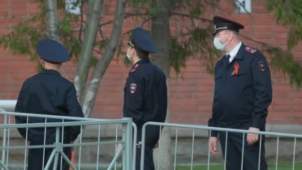 Policjanci w maskach patrolowanie ogrodzenia ulica korona miasta wirus covid-19 4K. — Wideo stockowe