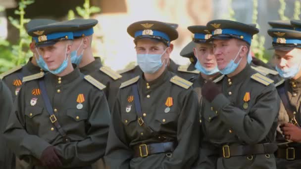 Falar militar máscara de tropa esperar stand vitória desfile coronavirus covid-19 2020 — Vídeo de Stock