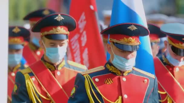 Vojsko důstojníků armády v masce průvod vítězství den coronavirus covid-19 2020. — Stock video