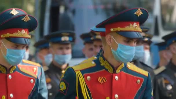 Vojenští maskovaní důstojníci pochodují slavnostní den vítězství korony virus covid-19 2020. — Stock video