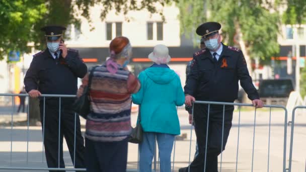 Poliziotti in maschera pattugliamento ordine recinzione strada città coronavirus covid-19 4K — Video Stock