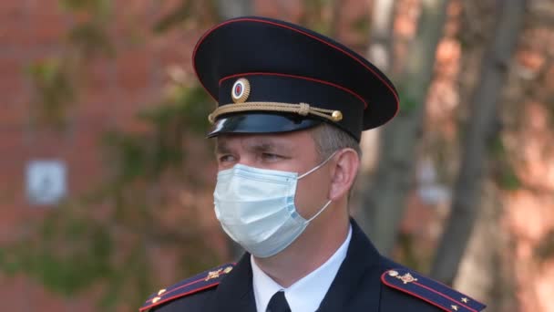 Поліцейський у масках патрулює вуличний вірус корони covid-19 4K. — стокове відео
