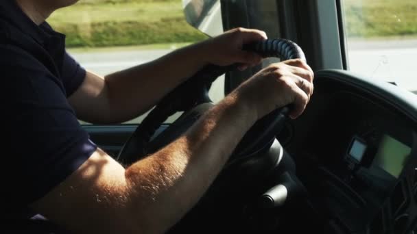 Trucker hålla ratt i kabin lastbil närbild. Trip man i lastbil van. — Stockvideo