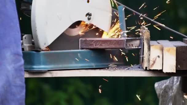 Dělník řezal kovovou pilu na svařování jiskřícího materiálu. Detailní rozřezání pracovního nástroje — Stock video