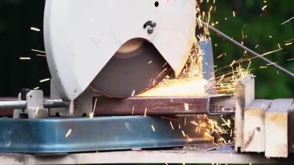 Pessoas que cortam serra de metal para material de faíscas de soldagem. Ferramenta de trabalho serrar de perto — Vídeo de Stock