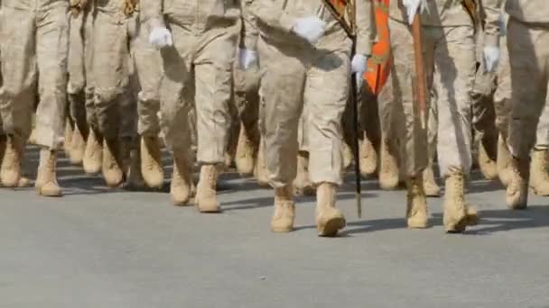 Maart Amerikaanse soldaat in militaire camouflage uniform. Verenigde Staten. Legerofficieren VS. — Stockvideo
