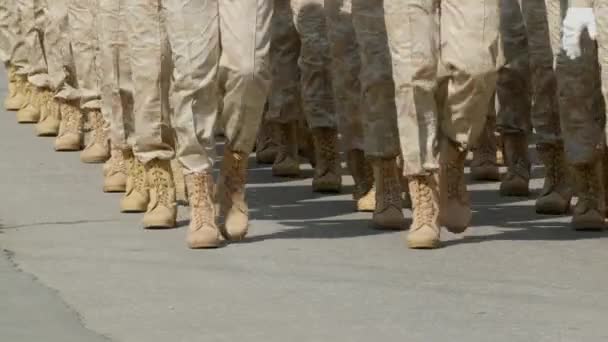 Marcher pieds soldats américains en vêtements militaires. Forces spéciales en Amérique. — Video