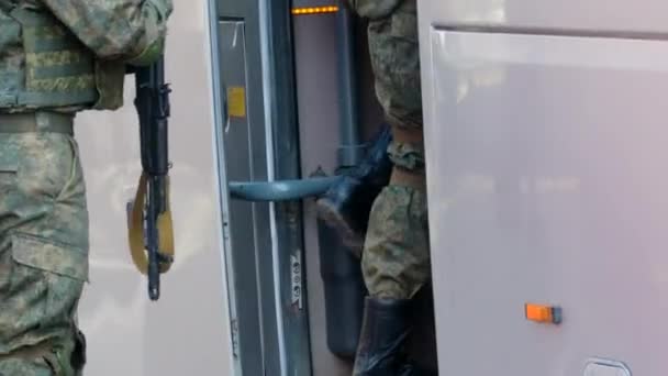 Grupo soldado entrar dentro de vehículo militar primer plano después de patrulla calle ciudad 4K. — Vídeos de Stock