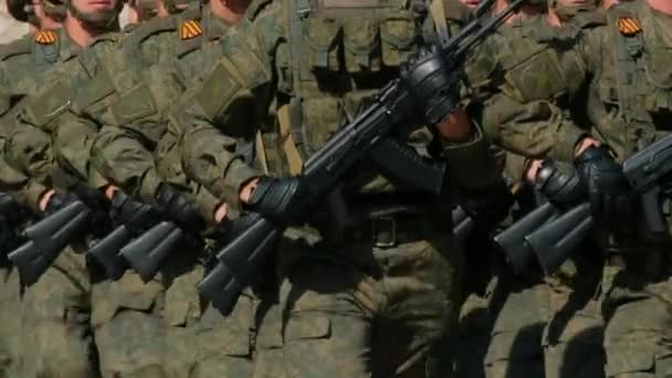 Парад боевого огнестрельного оружия Калашников Ак-47 в руке солдата закрыть 4K. — стоковое видео