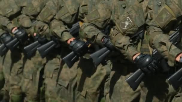 Maart militaire officieren met aanvalsgeweer kalashnikov ak 47 in arm close-up 4K. — Stockvideo