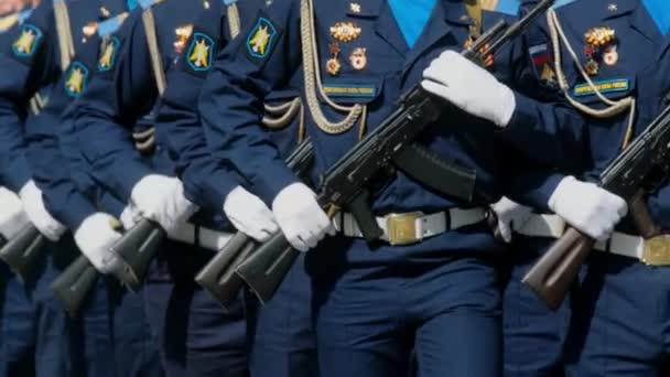 Parade military firearms rifle kalashnikov ak-47 in hand soldier close up 4K. — 图库视频影像