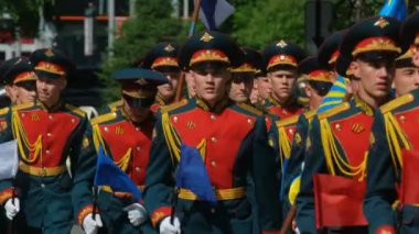 Yürüyüş, askeri ordu gündüz zaferiyle yaklaşıyor. Adım Subayı 4K.