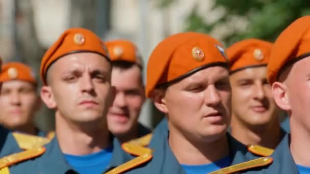 Průvod pochodovat vojáci armáda červený baret v den vítězství detailní. Stupňový důstojník 4K — Stock video