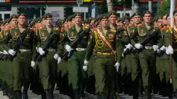 Soldados do exército marchando desfile com música nacional segurar rifle kalashnikov ak-47 4K — Vídeo de Stock