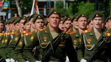 Ordu subayları ulusal marş eşliğinde yürüyorlar. Tüfek Kalaşnikov ak 47 bin.