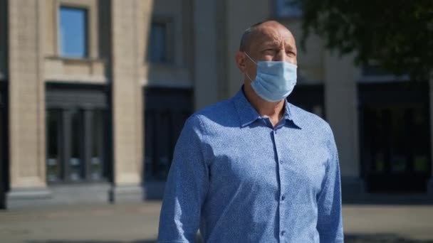 Man masker loopt naar buiten. Het coronavirus is hier. Epidemisch persoon. Covid-19. Mensen. — Stockvideo