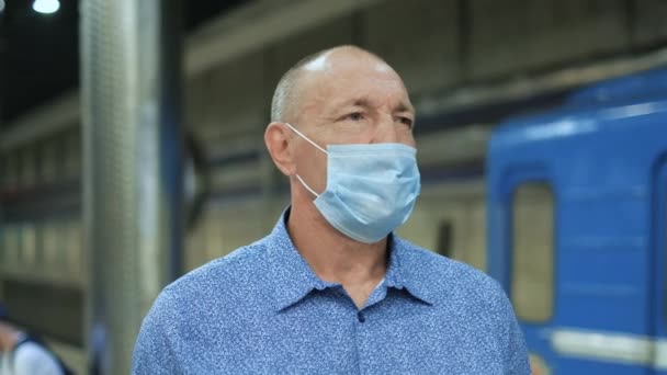 Real old age people in mask are wait train platform metro station. Coronavirus. — Stock Video