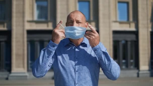 Real old age man put mask, protecting dangerous influenza and germs. Covid-19. — Stock Video