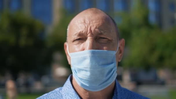 Tråkigt att se kameran på nära håll. Personmask. Covid-19. Porträtt av Coronavirus — Stockvideo