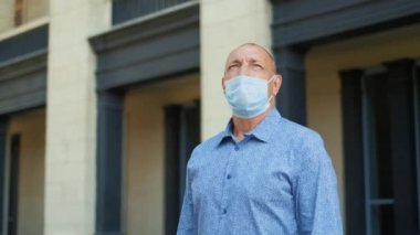 Covid-19 yaşlı insanlar için tehlikeli ve kötüdür. Maske tak ve mesafeyi koru.