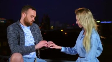 İnsanlar gece şehrinde düğün kızına evlenme teklif edip, 4K parmağına yüzük takıyorlar..