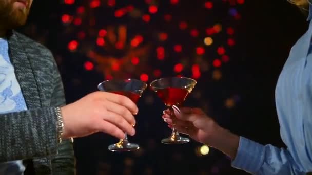 Några kärleksfulla knackar glasögon vin närbild på bakgrund fyrverkeri på natten datum — Stockvideo
