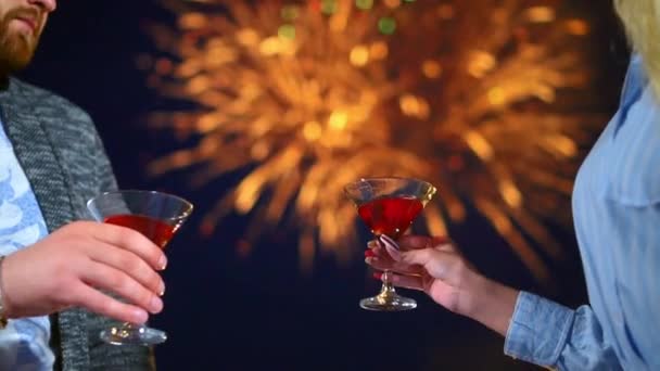 Pareja romántica en citas disfrutar de fuegos artificiales hacer tostadas primer plano vino tinto. — Vídeos de Stock