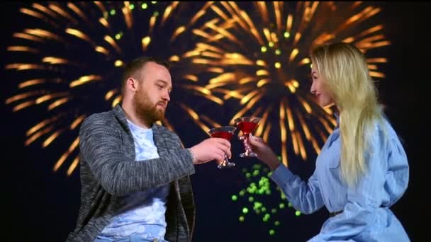 Pareja romántica en citas disfrutar de fuegos artificiales en el cielo nocturno hacer tostadas de vidrio tinto vino — Vídeos de Stock