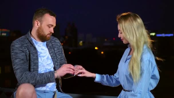 Mensen stelt bruiloft meisje in de nacht stad en het zetten van ring om vrouwelijke vinger 4K. — Stockvideo