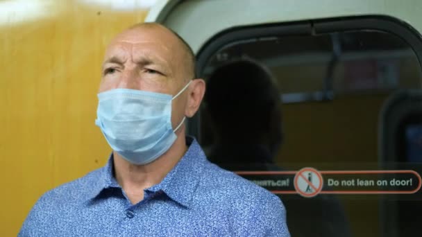 Γήρας άνθρωπος του ιού της κορώνας με μάσκα στο μετρό, ηλικιωμένοι άνθρωποι σωλήνα χωρίς Covid-19 — Αρχείο Βίντεο