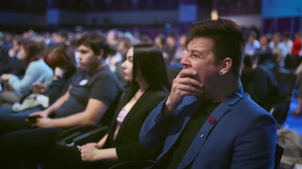 As pessoas bocejam público lotado. Homem de negócios dormindo fórum econômico. Palestra chata — Vídeo de Stock