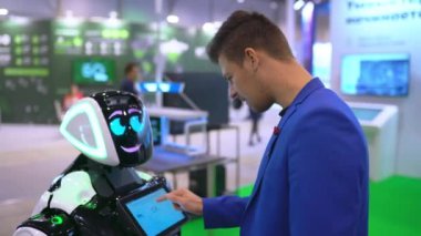 Dokunmatik ekran robotuna tıklayan adam dijital veri tabanı bilgisi 4K öğreniyor.