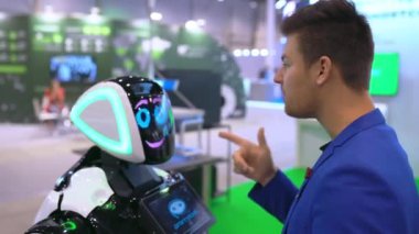 Bilgi üniversitesi için yapay zeka robotuyla insan konuşması.